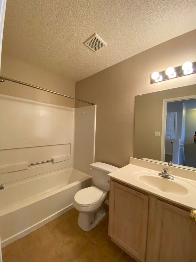 Building Photo - LOTS OF SPACE - LARGE 3 BR PLUS LOFT!