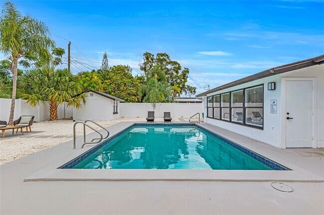 Building Photo - 1921 Fern Ave