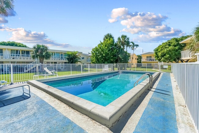 Building Photo - 2755 NE 28th Ave