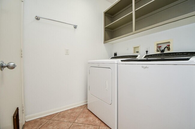 Building Photo - 535 Avery Dr