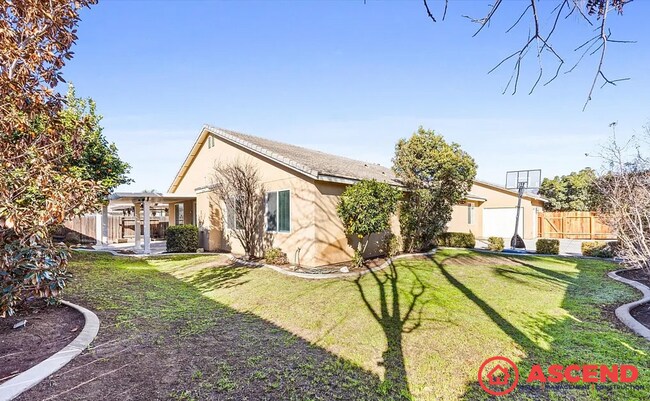 Building Photo - 5 Bedroom | 3 Bathroom House — Bakersfield (93314)