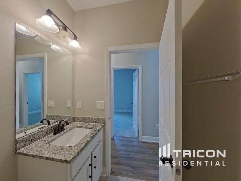 Building Photo - 5564 Silver Sun Dr