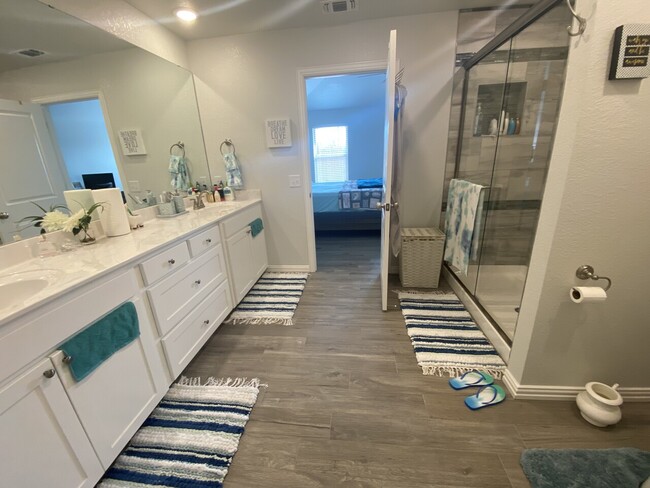 Building Photo - 5031 Olivia