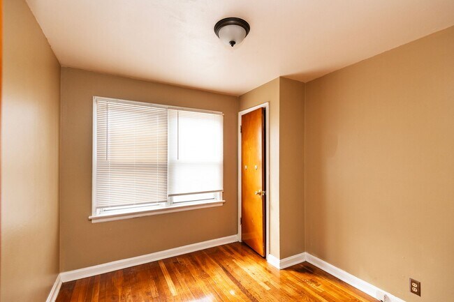 Building Photo - Charming & Spacious Home in Bellefontaine Neighbors – Move-In Ready!