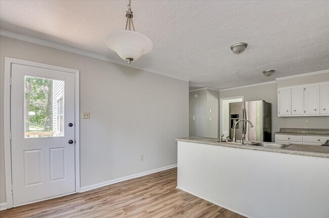 Building Photo - 3 bedroom, 2.5 bathroom home on a large co...