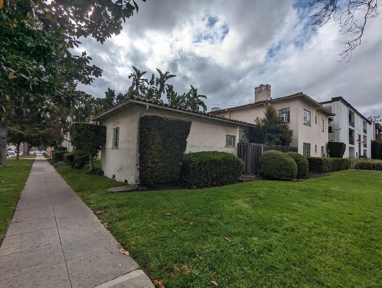 Building Photo - 9120 Beverly Blvd