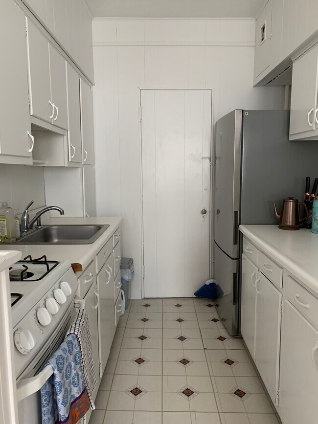 Building Photo - 2001 Commonwealth Ave