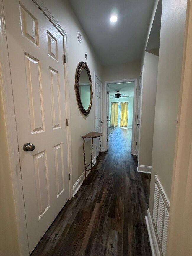 Building Photo - Beautifully Updated 3 bedroom/2 bath - 11th Place Condominiums Unit #2003 Available August 2026 $...