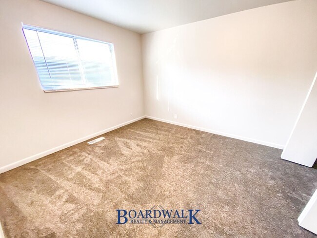 Building Photo - 253 E Crestone Ave