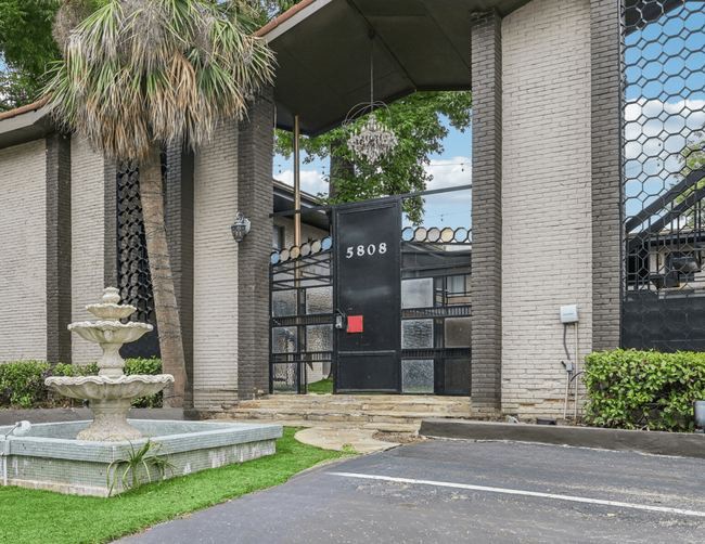 The Villas front Entrance with Fountain and Palm Trees - East Dallas Collection