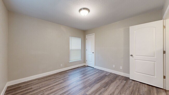 Building Photo - 2 WEEKS FREE RENT + $995 A MONTH!!!