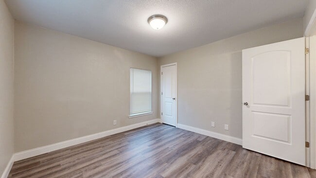 Building Photo - PRICE IMPROVEMENT NOW ONLY $995!!!