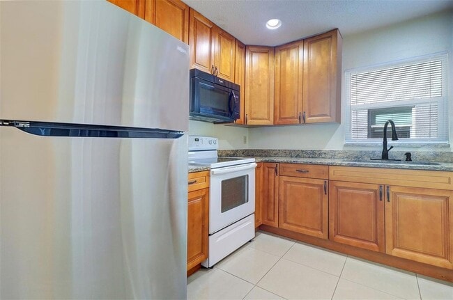 Building Photo - 1915 Saginaw Ct