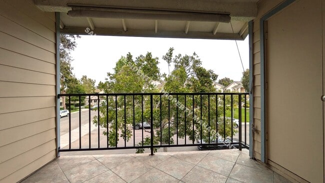 Building Photo - Highly Updated 2-Bedroom Condo in Prime Mi...