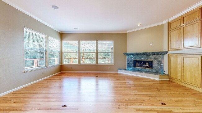 Building Photo - Gorgeous Home with private yards, large de...