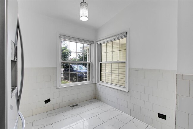 Building Photo - 1645 Estate Cir