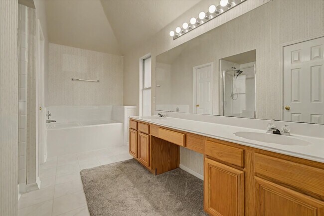 Building Photo - 10840 Sycamore Dr N