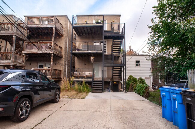 Building Photo - 916 N Paulina St