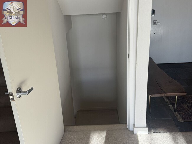 Building Photo - Amazing Furnished 4 bedroom home