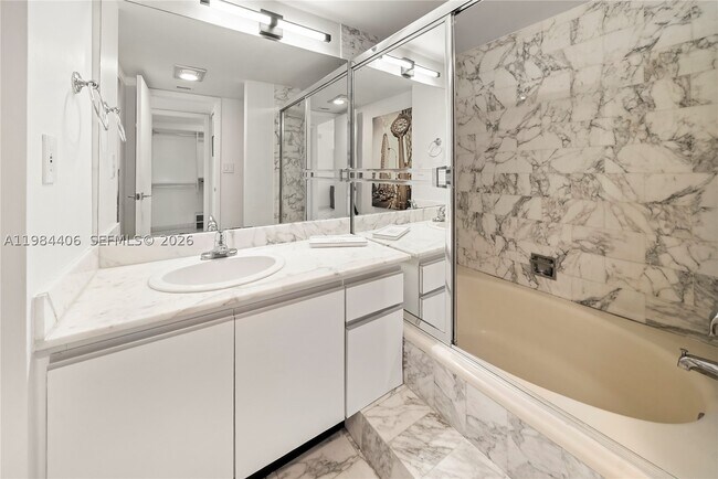 Building Photo - 2555 Collins Ave