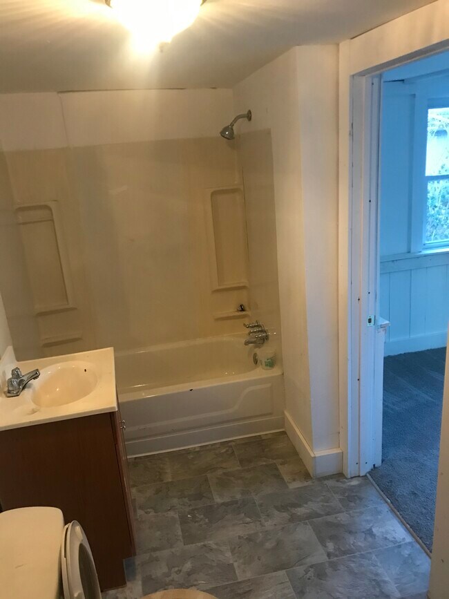 Building Photo - 408 W 9th St