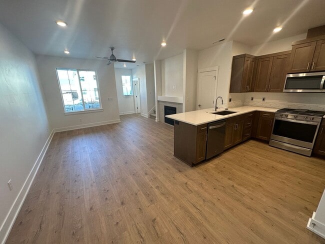 Building Photo - POOL & Clubhouse! 3 Bdrm, 2.5 Bath 1450 sq ft Townhouse, All Appliances, Gas Heat & A/C, Pet OK, ...