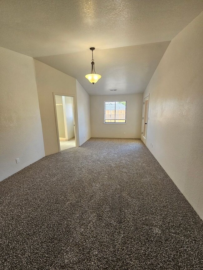 Building Photo - Beautiful House with Spacious Kitchen