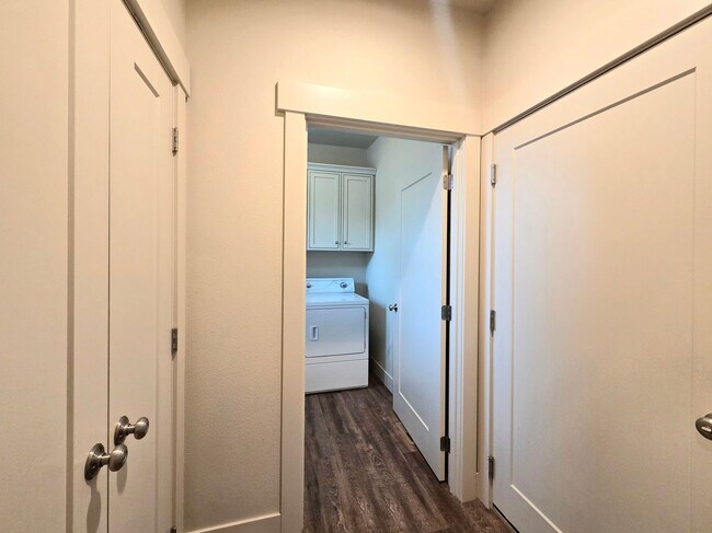 Building Photo - 1704/1706 Danny Boy Ln. Duplex