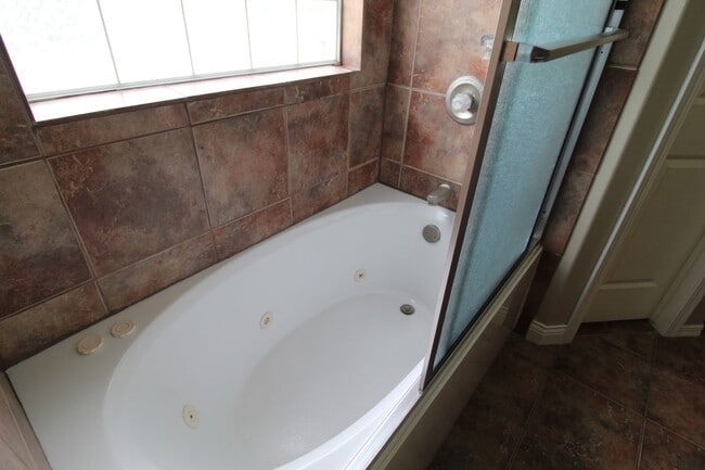 Building Photo - designed for comfort : 3 Bedroom 2 Bath