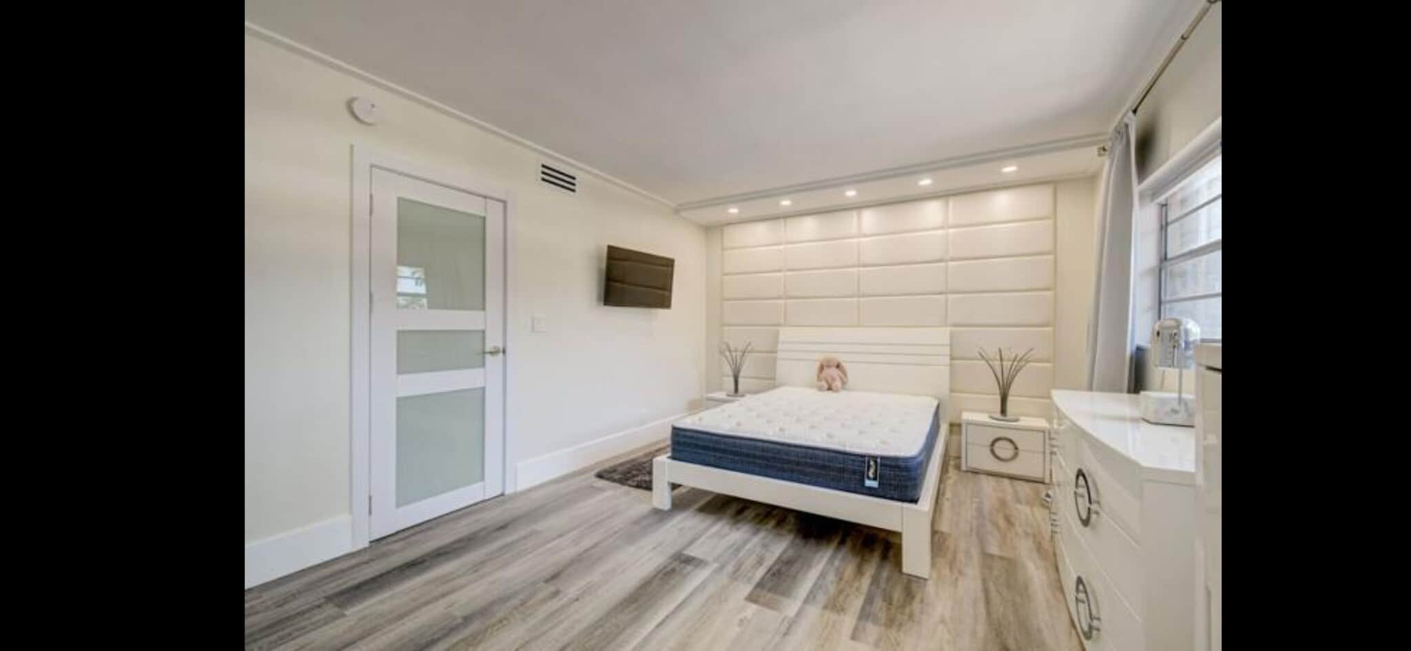 Building Photo - 100 Royal Palm Way