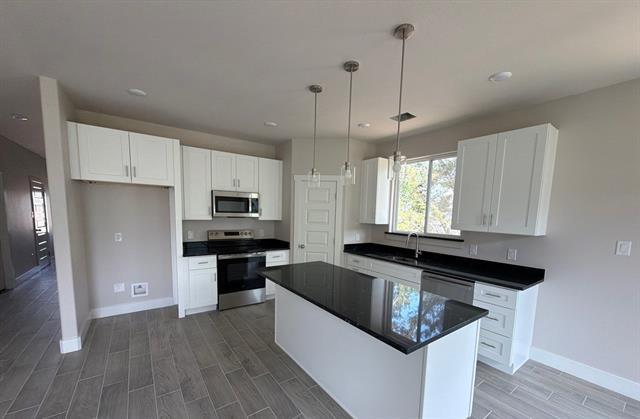 Building Photo - 5621 San Jacinto Dr