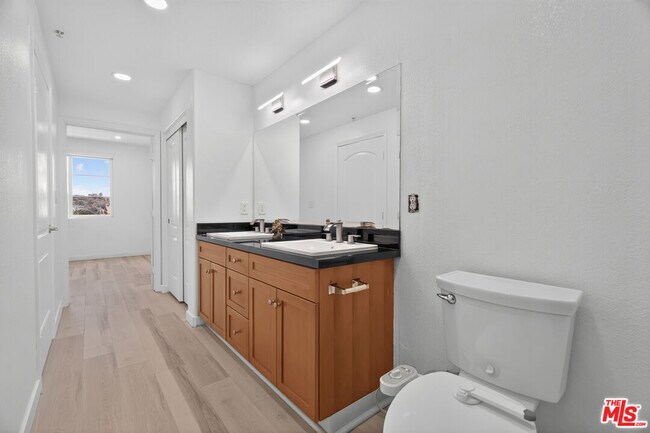 Building Photo - 360 W Ave 26
