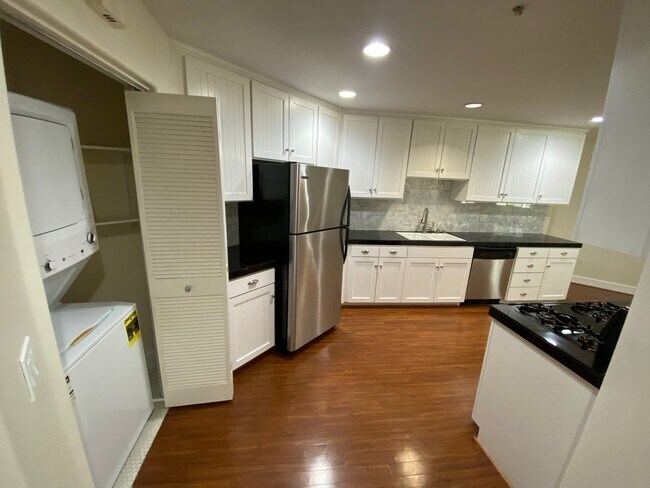 Building Photo - 11611 Montana Avenue, Unit 205