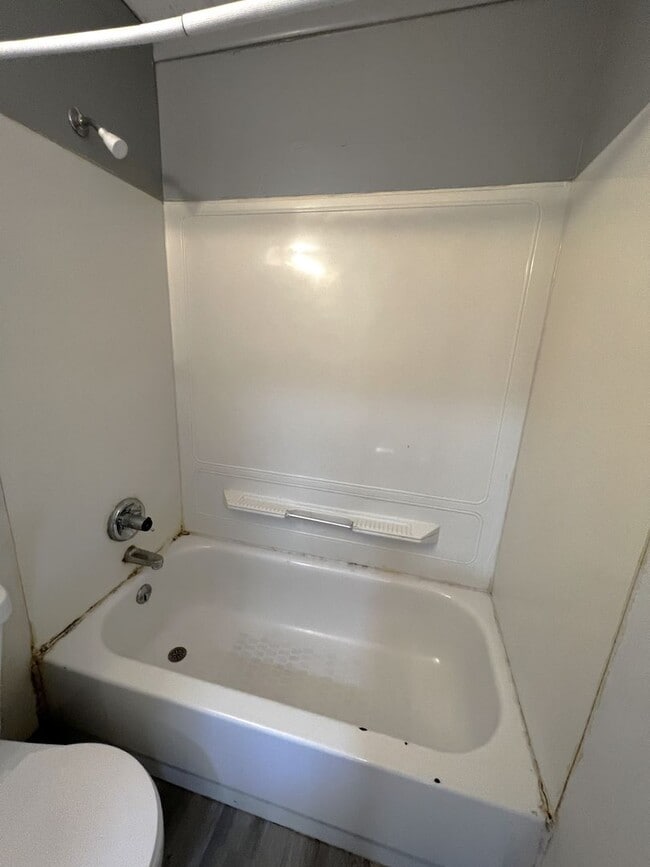 Building Photo - 3BR 1bath House - Available Mid October 2025