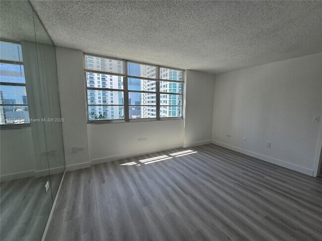 Building Photo - 999 Brickell Bay Dr