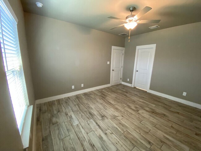 Building Photo - Located 1 Mile from IH 35/ No Carpet / Tons of Upgrades /  Turf Grass in Front Yard / Fenced in B...