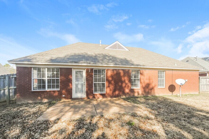 Building Photo - 165 Garden View Dr