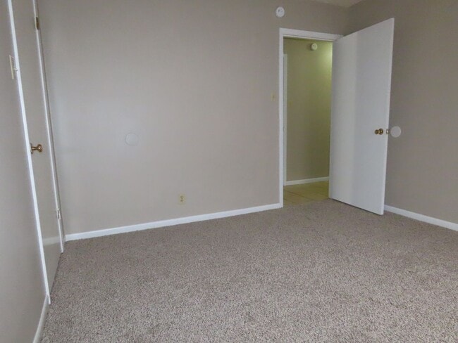 Building Photo - South Tyler! 3 Bedroom, 2 Bath Duplex w/Garage