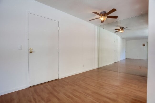 Building Photo - Cute Oceanside condo with garage parking!