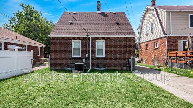 Building Photo - 1074 Moran Ave