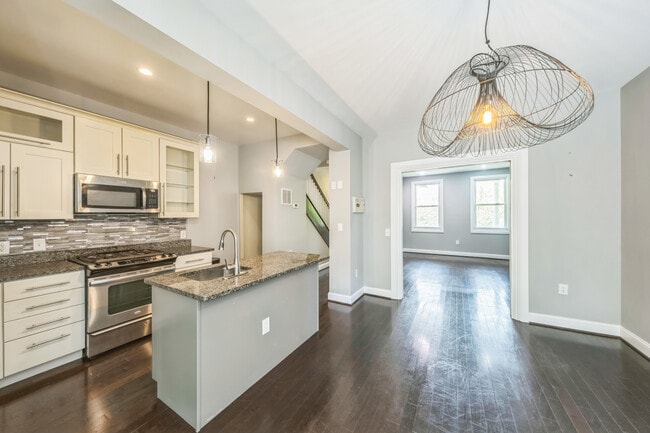 Primary Photo - 723 K St NE