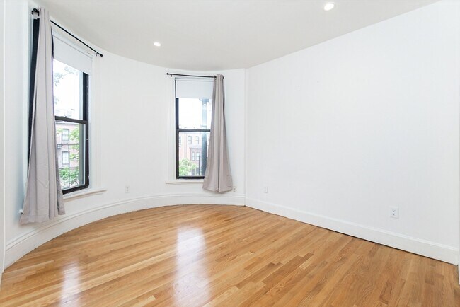 Building Photo - 209 W Newton St