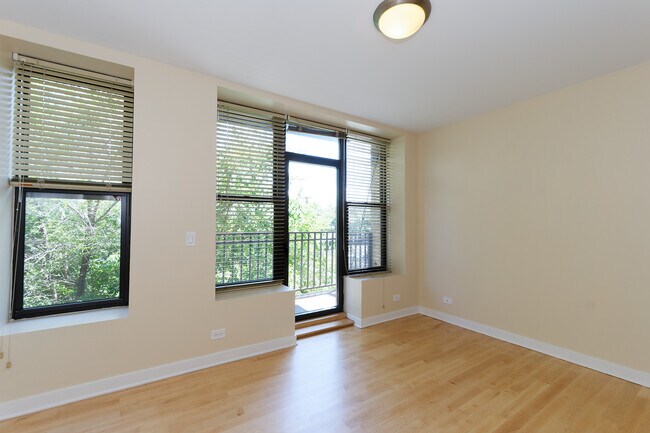 Building Photo - 811 W Eastwood Ave