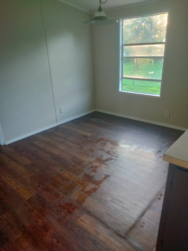 Building Photo - 104 Forest Creek Ln