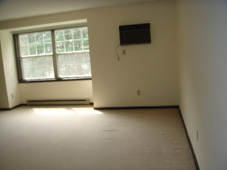 LIVINGROOM - 27 Woodhill Ct