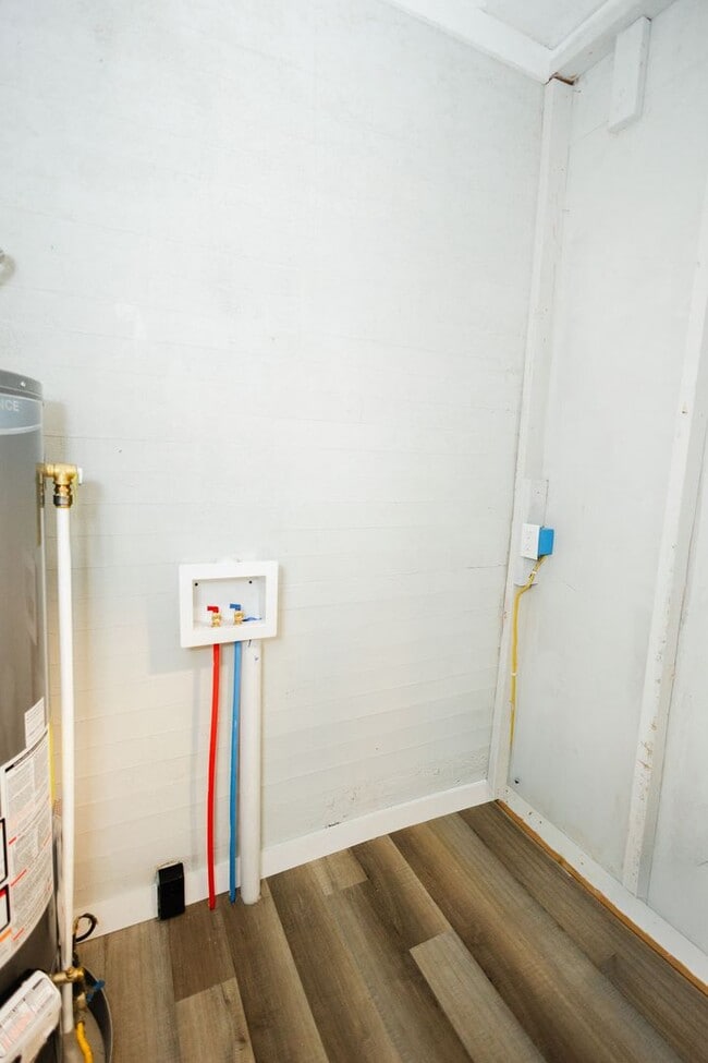 Building Photo - Move-in special: 50% off 1st month's rent – Newly Renovated 2 Bedroom Home!