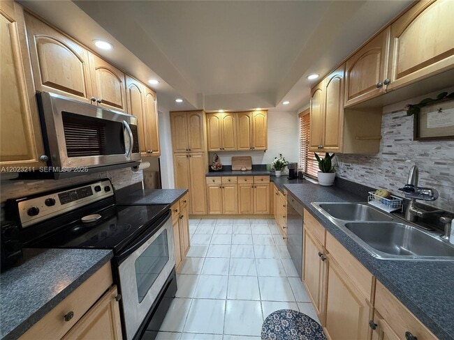 Building Photo - 450 Commodore Dr
