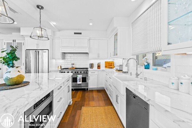 Building Photo - Gorgeous 3 bed 3.5 bathroom home available...