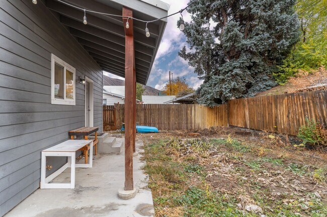 Building Photo - 3 Bedroom, 2 Bathroom Home with Full Finis...