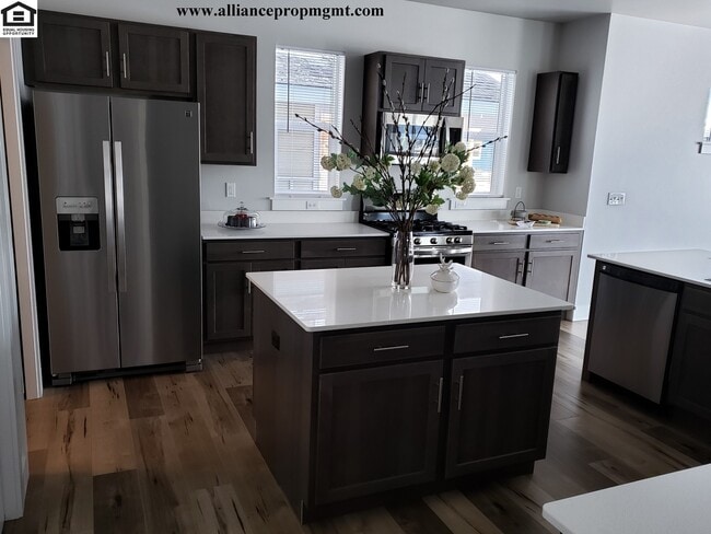 Building Photo - Beautiful Large 4bd/2.5ba 2332sqft home in The Lakes Subdivision